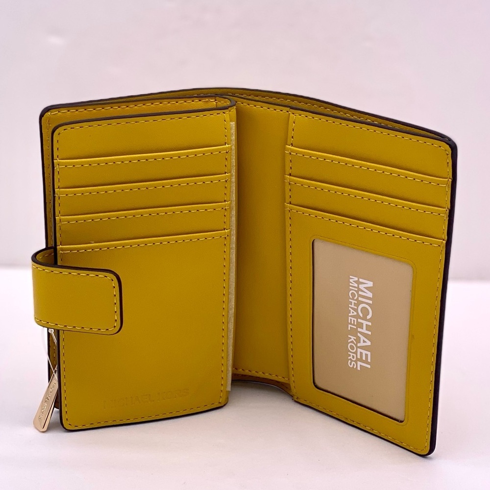 Michael Kors Jet Set Medium Printed Signature
Logo Wallet - Picture 3 of 15